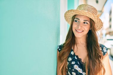 Genç İspanyol kadın tatilde gülümsüyor..