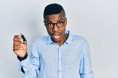 Afro-Amerikalı genç adam silinebilir anılar taşıyor. Korkmuş ve şaşırmış bir şekilde ağzı açık kalmış, inançsız bir yüz. 