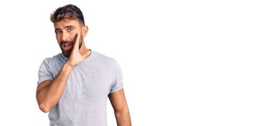 Latin asıllı genç adam, günlük kıyafetlerini giymiş, el ele tutuşmuş, gizli söylentiler yayıyor, kötü niyetli konuşmalar fısıldıyor. 