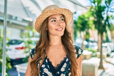 Genç İspanyol kadın tatilde. Gülümsüyor. Şehrin caddesinde mutlu yürüyüşler..