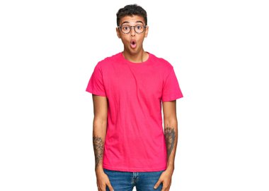 Genç, yakışıklı, Afro-Amerikalı, günlük kıyafetler giyen, korkmuş ve ağzı açık, şaşırmış, imansız bir adam. 