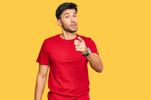 Joven Hombre Guapo Con Camiseta Roja Casual Señalando Disgustado Frustrado —  Fotos de Stock