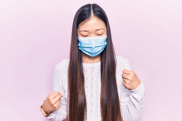 Νεαρή Όμορφη Κινέζα Γυναίκα Φορώντας Ιατρική Μάσκα Γιορτάζει Έκπληκτος Και — Φωτογραφία Αρχείου