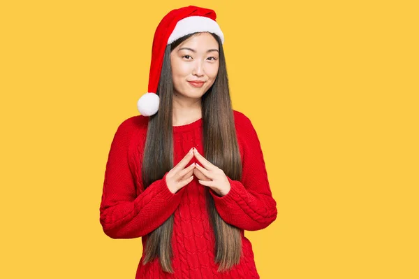 Mulher Chinesa Jovem Usando Mãos Chapéu Natal Juntos Dedos Cruzados — Fotografia de Stock