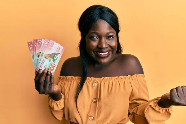 Africká Mladá Žena Drží 100 Dolarů Novozélandských Bankovek Křičí Hrdě — Stock fotografie