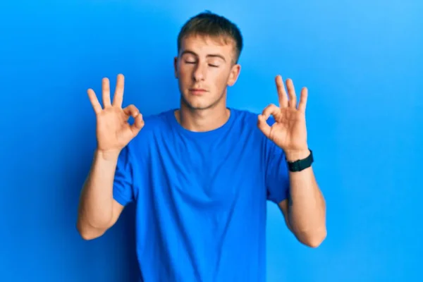 Giovane Uomo Caucasico Indossa Casual Shirt Blu Rilassato Sorridente Con — Foto Stock