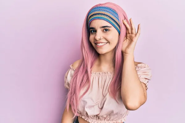 Młoda Latynoska Różowymi Włosami Uśmiechnięta Ręką Nad Uchem Słuchająca Plotek — Zdjęcie stockowe