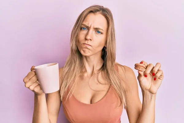 Krásná Kavkazská Žena Pije Kávu Francouzské Pečivo Macaron Skeptický Nervózní — Stock fotografie