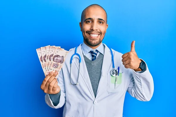 Латиноамериканський Дорослий Лікар Медичній Формі 500 Мексіканськими Песо Посміхається Щасливий — стокове фото
