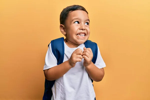 Schattige Latijn Peuter Glimlachend Gelukkig Dragen Student Rugzak Geïsoleerde Gele — Stockfoto