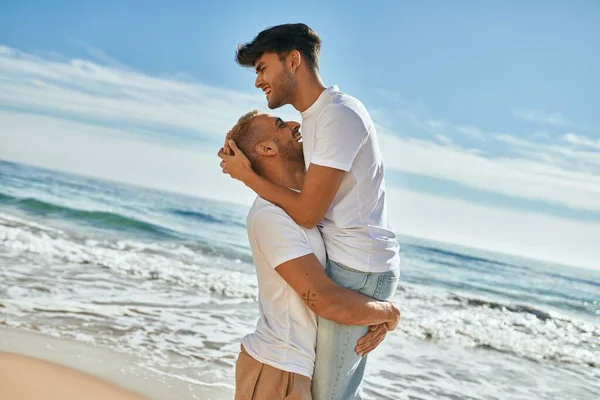 Romântico Gay Casal Sorrindo Feliz Abraço Praia — Fotografia de Stock