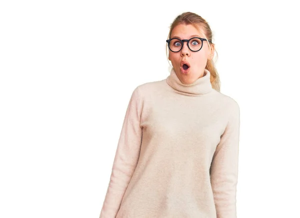 Jovem Bela Mulher Loira Vestindo Camisola Gola Alta Óculos Com — Fotografia de Stock