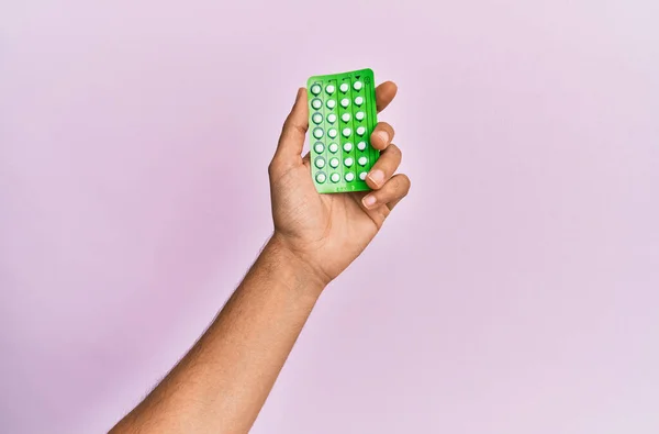 Jeune Main Hispanique Tenant Des Pilules Contraceptives Sur Fond Rose — Photo
