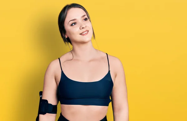 Ung Latinamerikansk Kvinna Klädd Sportkläder Tittar Bort Till Sidan Med — Stockfoto