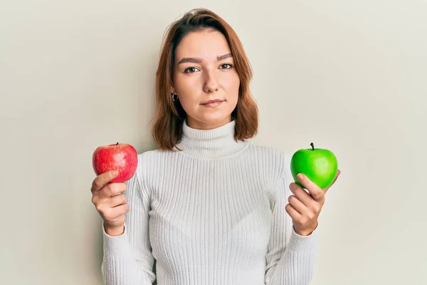 Junge Kaukasische Frau Mit Rotem Und Grünem Apfel Entspannt Mit — Stockfoto