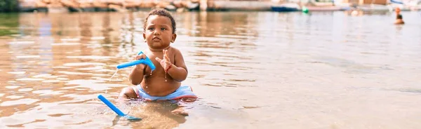 Adorable Niño Afroamericano Sentado Playa —  Fotos de Stock