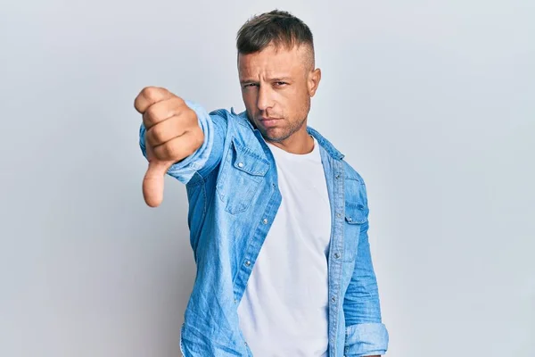 Bello Uomo Muscoloso Con Indosso Giacca Jeans Casual Che Sembra — Foto Stock