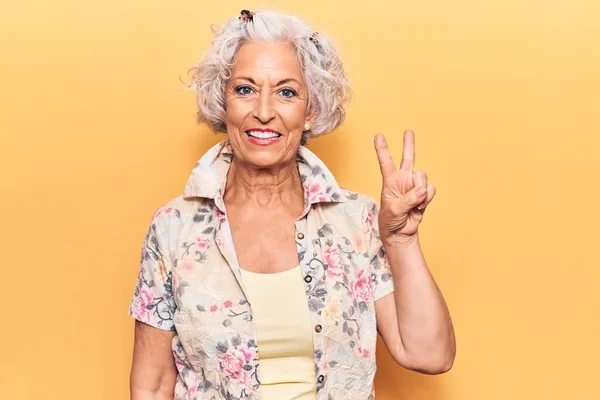 Starší Šedovlasá Žena Neformálním Oblečení Usmívající Šťastnou Tváří Mrkající Kameru — Stock fotografie