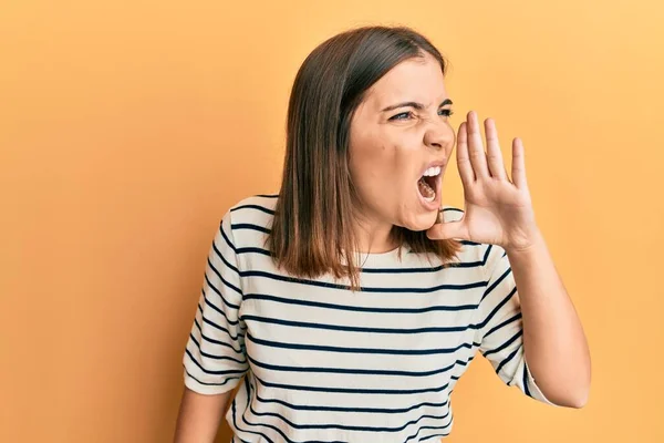 Ung Vacker Kvinna Bär Casual Randig Skjorta Skriker Och Skriker — Stockfoto