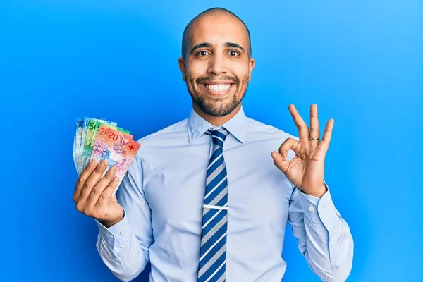 Іспанський Дорослий Бізнесмен Який Тримає Спритні Франкові Банкноти Роблять Плакат — стокове фото