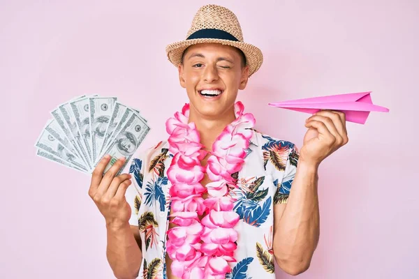 Junger Hispanischer Junge Sommerkleidung Der Dollars Und Papierflugzeug Die Kamera — Stockfoto