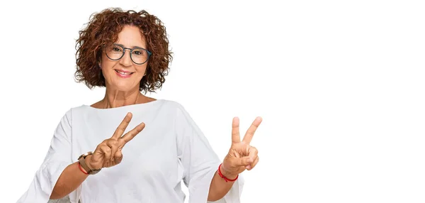 Mulher Madura Meia Idade Bonita Vestindo Roupas Casuais Óculos Sorrindo — Fotografia de Stock