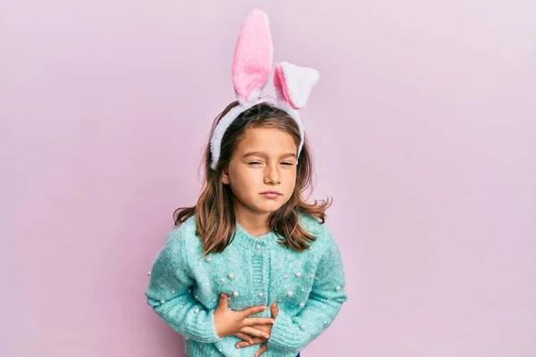 Kis Gyönyörű Lány Visel Aranyos Húsvéti Nyuszi Fülek Kézzel Gyomron — Stock Fotó