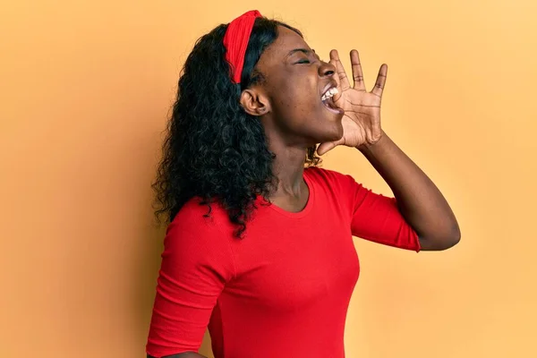 Mooie Afrikaanse Jonge Vrouw Draagt Casual Kleding Schreeuwend Schreeuwend Luid — Stockfoto