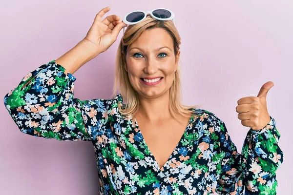 Middle Age Caucasian Woman Wearing Floral Shirt Sunglasses Smiling Happy — Stock Photo, Image