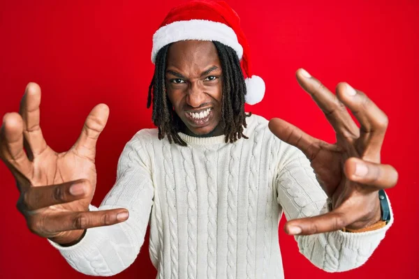 Afro Americano Com Tranças Usando Chapéu Natal Gritando Frustrado Com — Fotografia de Stock