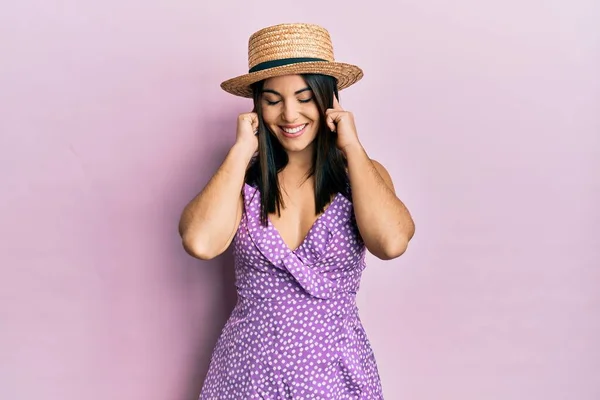 Mujer Morena Joven Con Vestido Verano Sombrero Cubriendo Las Orejas — Foto de Stock