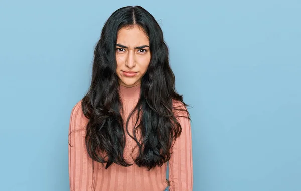 Adolescente Hispana Con Frenos Dentales Que Usan Ropa Casual Escéptica —  Fotos de Stock