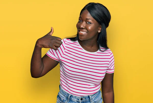 Une Jeune Femme Africaine Portant Shirt Rayures Décontractées Faisant Geste — Photo