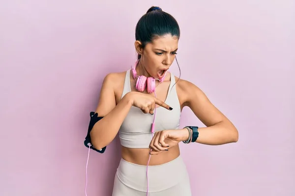 Mujer Hispana Joven Usando Ropa Gimnasio Usando Auriculares Con Prisa — Foto de Stock