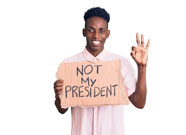 Jonge Afro Amerikaanse Man Houdt Niet Mijn President Protestspandoek Doet — Stockfoto