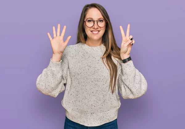 가볍게 스웨터를 안경을 여성은 자신감 행복하게 웃으면서 손가락을 번째로 고개를 — 스톡 사진