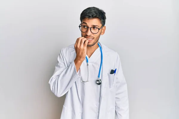 Fiatal Jóképű Férfi Orvos Egyenruhában Sztetoszkóppal Stresszesnek Idegesnek Tűnik Kezével — Stock Fotó