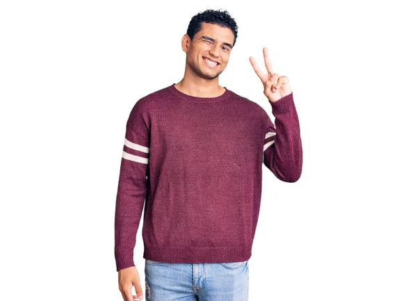 Латиноамериканец Красивый Молодой Человек Повседневной Одежде Улыбающийся Счастливым Лицом Подмигивающий — стоковое фото
