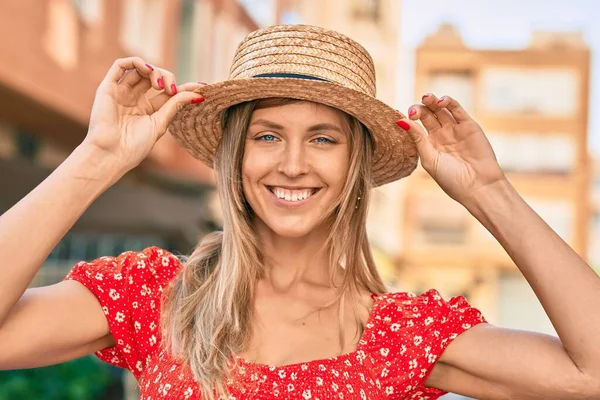 Junge Blonde Touristin Sommerkleidung Spaziert Durch Die Stadt — Stockfoto