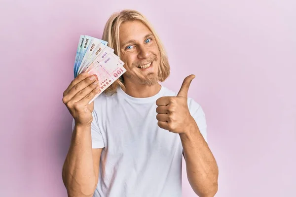 Hombre Joven Caucásico Con Pelo Largo Sosteniendo Nuevos Billetes Dólar —  Fotos de Stock