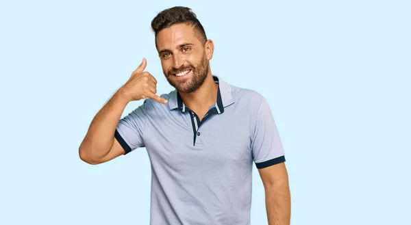 Bell Uomo Con Barba Che Indossa Abiti Casual Sorridendo Facendo — Foto Stock