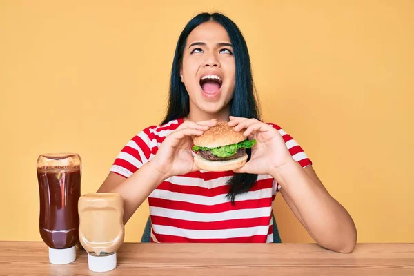 Młoda Azjatycka Dziewczyna Smacznego Hamburgera Wściekły Szalony Krzyczy Sfrustrowany Wściekły — Zdjęcie stockowe