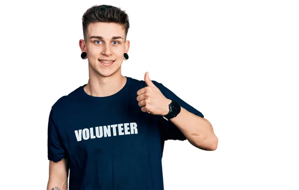 Jonge Blanke Jongen Met Oorverwijding Een Vrijwillig Shirt Met Vrolijke — Stockfoto