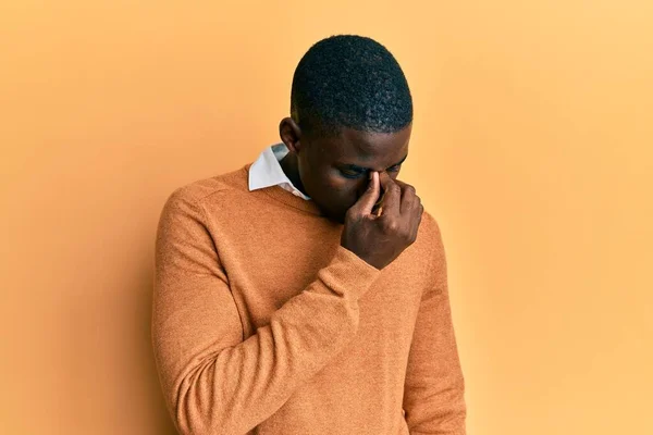 Hombre Afroamericano Joven Usando Ropa Casual Cansado Frotando Nariz Los — Foto de Stock