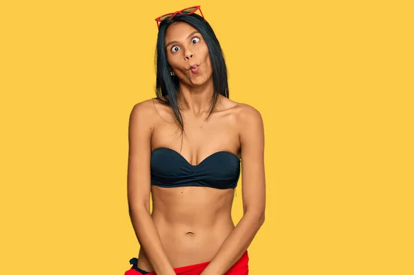 Ung Afrikansk Amerikansk Kvinna Bikini Som Gör Fiskansikte Med Läppar — Stockfoto