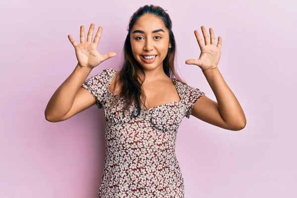 Молодая Латинская Женщина Повседневной Одежде Показывает Указывает Пальцами Номер Десять — стоковое фото