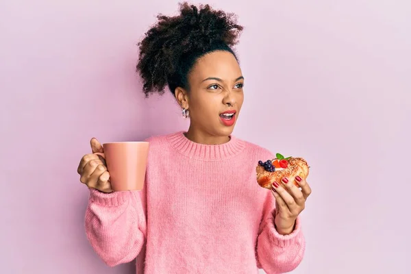 Jong Afrikaans Amerikaans Meisje Drinkt Een Kop Koffie Eet Zoet — Stockfoto