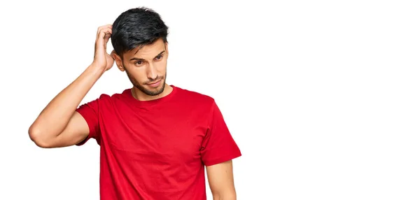 Młody Przystojniak Czerwonej Koszulce Myli Się Zastanawia Się Nad Pytaniem — Zdjęcie stockowe