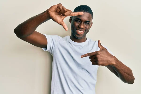 Jovem Afro Americano Vestindo Camiseta Branca Casual Sorrindo Fazendo Moldura — Fotografia de Stock