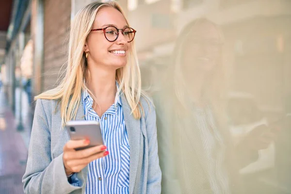 Ung Blond Affärskvinna Ler Glad Med Smartphone Stan — Stockfoto